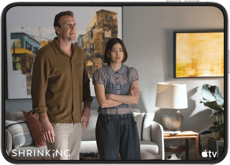iPhone Duo, отворен в хоризонтална позиция, Apple TV сериалът „Shrinking“ на екрана