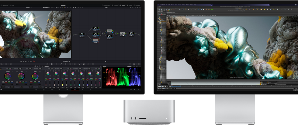 Studio Display монитор и Studio Display XDR монитор, един от всяка страна на Mac Studio, показващи работен плот на артист, софтуер за 3D модели и инструменти