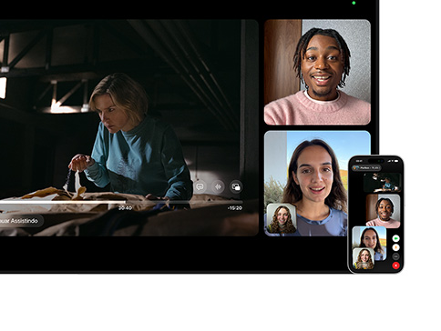 Mac e iPhone: Split View do SharePlay no Mac, série do Apple TV sendo reproduzida à esquerda, mosaicos do FaceTime à direita mostrando três pessoas. iPhone ao lado do Mac usado como Câmera de Continuidade