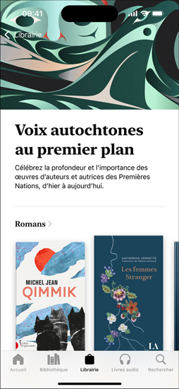 Écran d’un iPhone affichant la section de recommandations d’autrices et auteurs noirs dans l’app Livres, avec une introduction au sujet des auteurs et autrices noirs publiés. Juste en dessous se trouve la section des nouveautés et des livres à venir, où s’affichent deux livres audio