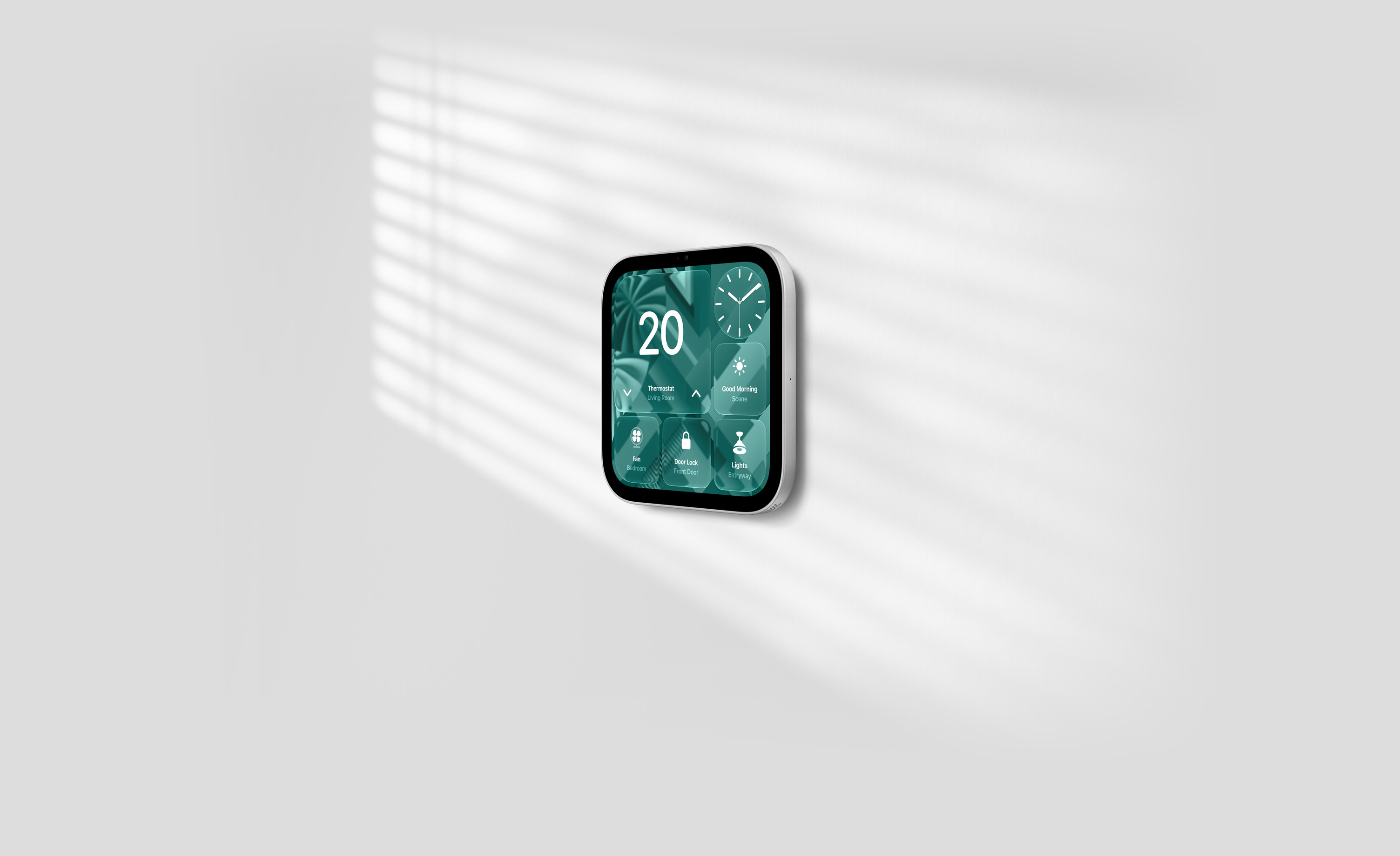 Un Apple HomeView, modèle à montage mural, fixé au mur, couleur argent, l’écran affiche l’heure, la température, le flux vidéo de la caméra de la porte d’entrée et des commandes pour le thermostat, le ventilateur de la chambre, la serrure et les lumières
