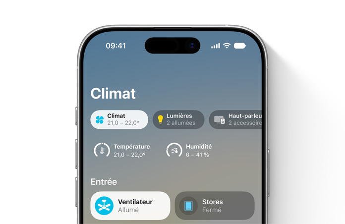 L’écran d’un iPhone affiche l’app Domicile, catégorie Climat, cadrans de température et d’humidité, section Entrée avec commandes du ventilateur de plafond et des stores