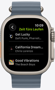 Ein Apple Watch Display zeigt eine Fitness+ Playlist mit Songs von The Weeknd, Skrillex, Justin Bieber und Shawn Mendes