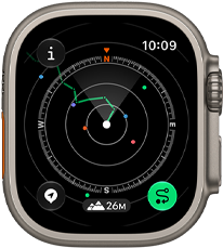 Apple Watch Ultra 4, titaanist korpus, naturaalne toon, Backtrack näitab kompassisuundadega marsruuti, parema külje vaade, Digital Crown, kõrgem külgnupp