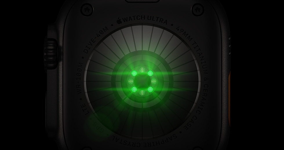 Apple Watch Ultra 4 tagakülg, titaanist korpus, must, mitu ümarat andurit helendavate roheliste LED-tuledega