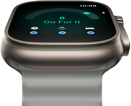 Apple Watch Ultra 4, titaanist korpus, naturaalne toon, valmisoleku skoor 8, parema külje vaade, Digital Crown, kõrgem külgnupp, Ocean Band rihm läbipaistvas hallis toonis