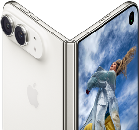 iPhone Duo, osaliselt avatud nagu raamat, keskel hingedega mehhanism, vasakul välisel tagapaneelil Apple’i logo ja topeltkaamera, paremal välisel ekraanil portreefoto blondide juustega inimesest