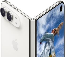 iPhone Duo, osaliselt avatud nagu raamat, keskel hingedega mehhanism, vasakul välisel tagapaneelil Apple’i logo ja topeltkaamera, paremal välisel ekraanil portreefoto blondide juustega inimesest