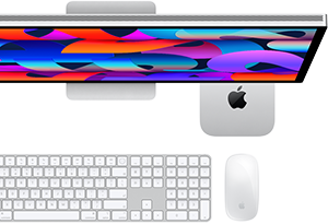 Mac mini paigutatud Studio Display alla, numbriklahvistikuga Magic Keyboard, Magic Mouse