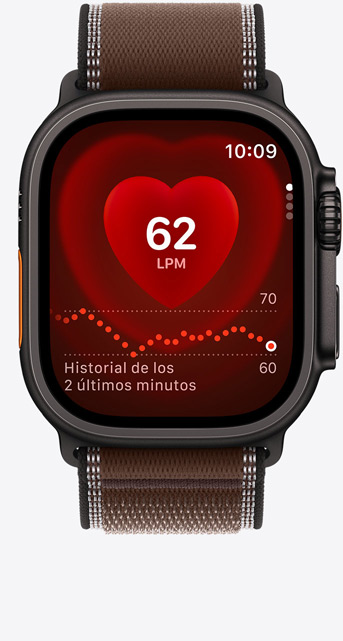 Apple Watch Ultra 4, la pantalla muestra la app Frecuencia Cardiaca, pulsaciones por minuto actuales, caja de titanio, color negro, con correa Loop Trail, color ocre fuerte (marrón)