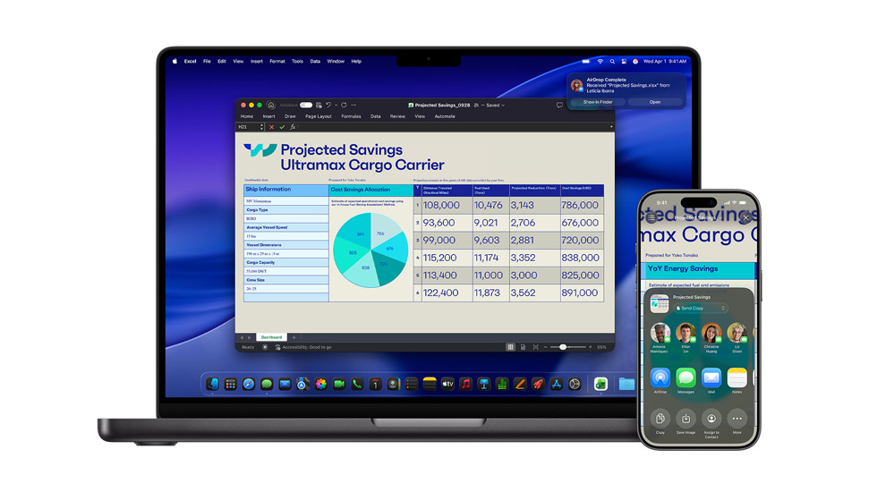 Un Mac y un iPhone muestran un documento de Excel. En el Mac, el salvapantallas de macOS Tahoe se encuentra en segundo plano.