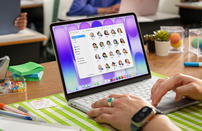 Uma professora sentada com um Mac aberto, com a app Sala de Aula a mostrar uma lista completa de estudantes no ecrã