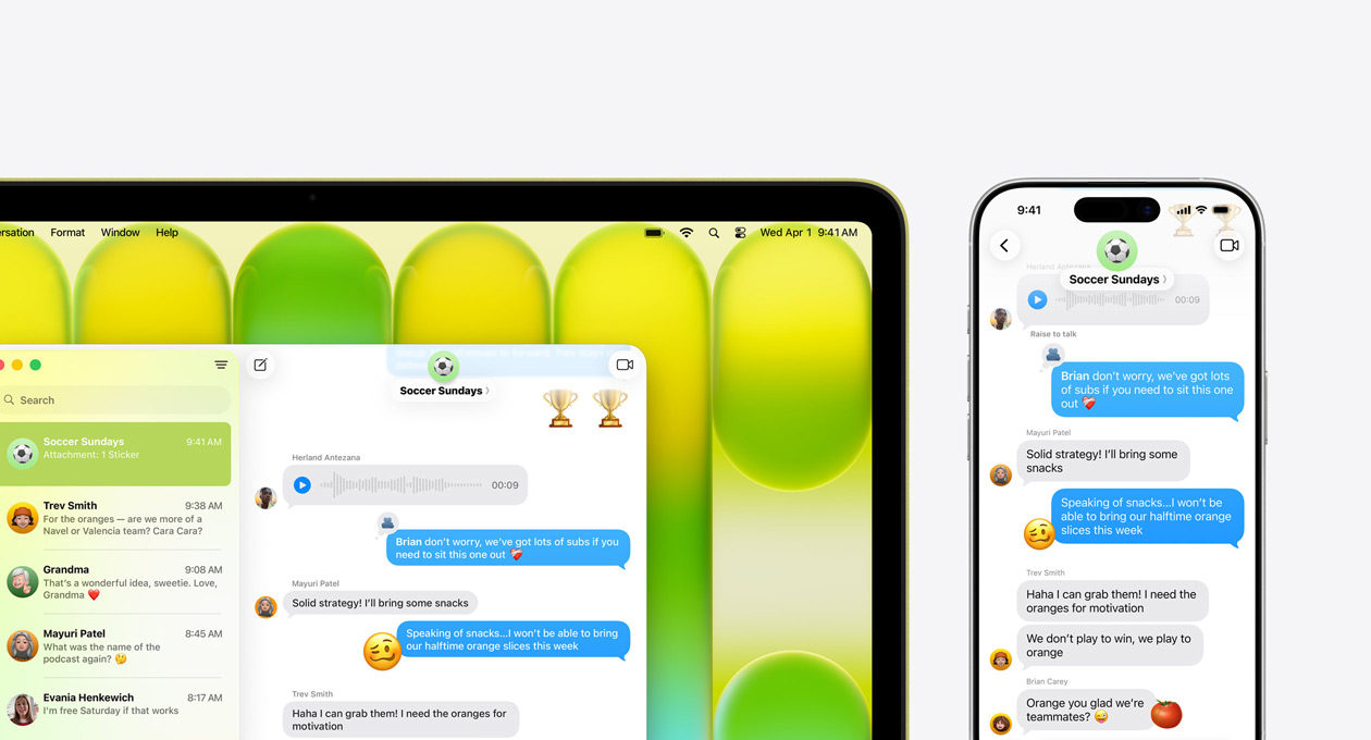 MacBook Neo, Farbe Zitrus, ein Gruppenchat in der Nachrichten App mit dem Titel «Soccer Sundays» und anderen aktuellen Nachrichten, das iPhone daneben zeigt denselben Gruppenchat