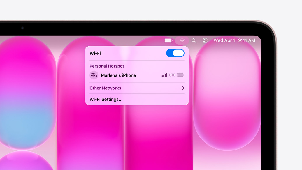 MacBook Neo, Farbe Rosa, das WLAN Menü zeigt den Bereich Persönlicher Hotspot mit «Marlena's iPhone» als Auswahloption