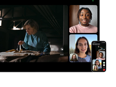 Mac et iPhone : Split View SharePlay sur Mac, une série Apple TV est diffusée sur la gauche, des vignettes FaceTime sur la droite montrent trois personnes, un iPhone fixé à côté du Mac est utilisé comme Continuité de la caméra