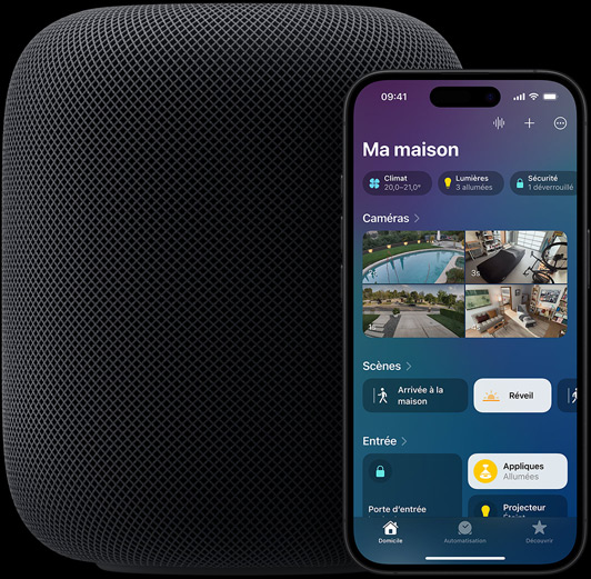 Un iPhone affichant l’écran d’accueil de l’app Maison est placé légèrement devant une enceinte HomePod