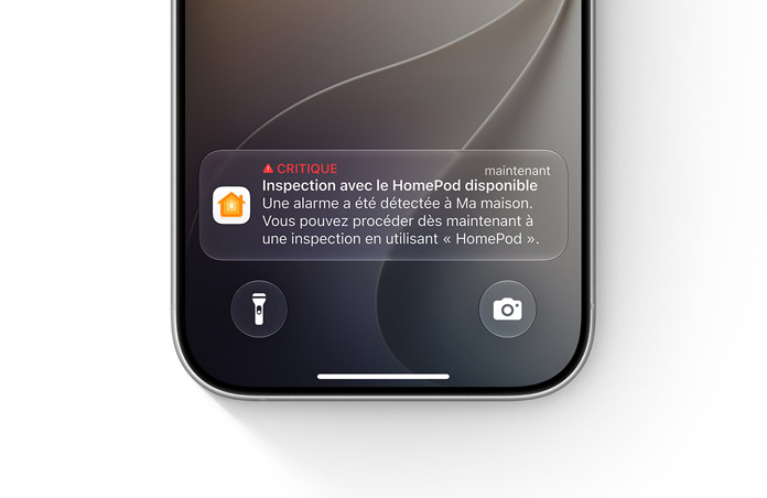 Écran verrouillé d’un iPhone affichant une notification critique de l’app Maison, texte indiquant : Critique, Inspection avec le HomePod disponible, Une alarme a été détectée à Mon Domicile. Vous pouvez procéder dès maintenant à une inspection en utilisant le HomePod