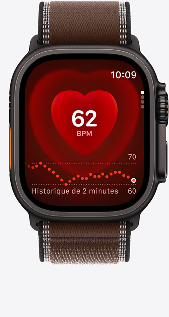 Apple Watch Ultra 4, écran affichant l’app Fréquence cardiaque, fréquence cardiaque actuelle en battements par minute, boîtier en titane, finition noire, associée à un bracelet Boucle Trail, couleur terre d’ombre foncée (marron)
