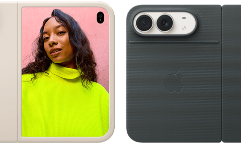 iPhone Duo, σε Λευκό του Άστρου, σε Θήκη Sand Silicone, οριζόντιος προσανατολισμός, πλήρως ανοιχτό οριζόντια, κάμερες Dual Fusion επάνω αριστερά, η θήκη καλύπτει την εξωτερική πίσω όψη και την εξωτερική άκρη της μπροστινής οθόνης, η δεξιά πλευρά δείχνει ένα πορτρέτο ενός ατόμου στην εξωτερική οθόνη. iPhone Duo, σε Λευκό του Άστρου, πλήρως ανοιχτό οριζόντια, με Navy Blue Folio με βάση, πλήρως ανοιχτό οριζόντια, πίσω εξωτερική όψη με τις πίσω κάμερες Dual Fusion 48 MP, δύο φακοί