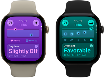 Dva uređaja Apple Watch Series 12: svijetlo zlatno aluminijsko kućište, Dnevne vitalne funkcije blago odstupaju, Digital Crown, sportski remen boje pijeska, crno aluminijsko kućište, povoljne Vitalne funkcije tijekom noći, Digital Crown, sportski remen u crnoj boji