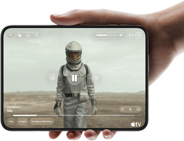 iPhone Duo, drži se jednom rukom, otvoren u vodoravnoj orijentaciji, potpuno otvoren, na unutarnjem zaslonu prikazuje se Apple TV serija 