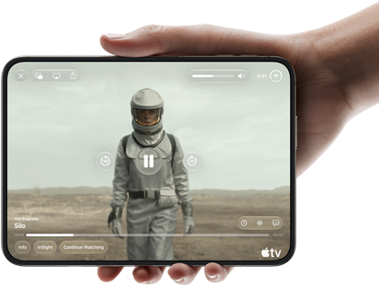 iPhone Duo, drži se jednom rukom, otvoren u vodoravnoj orijentaciji, potpuno otvoren, na unutarnjem zaslonu prikazuje se Apple TV serija 