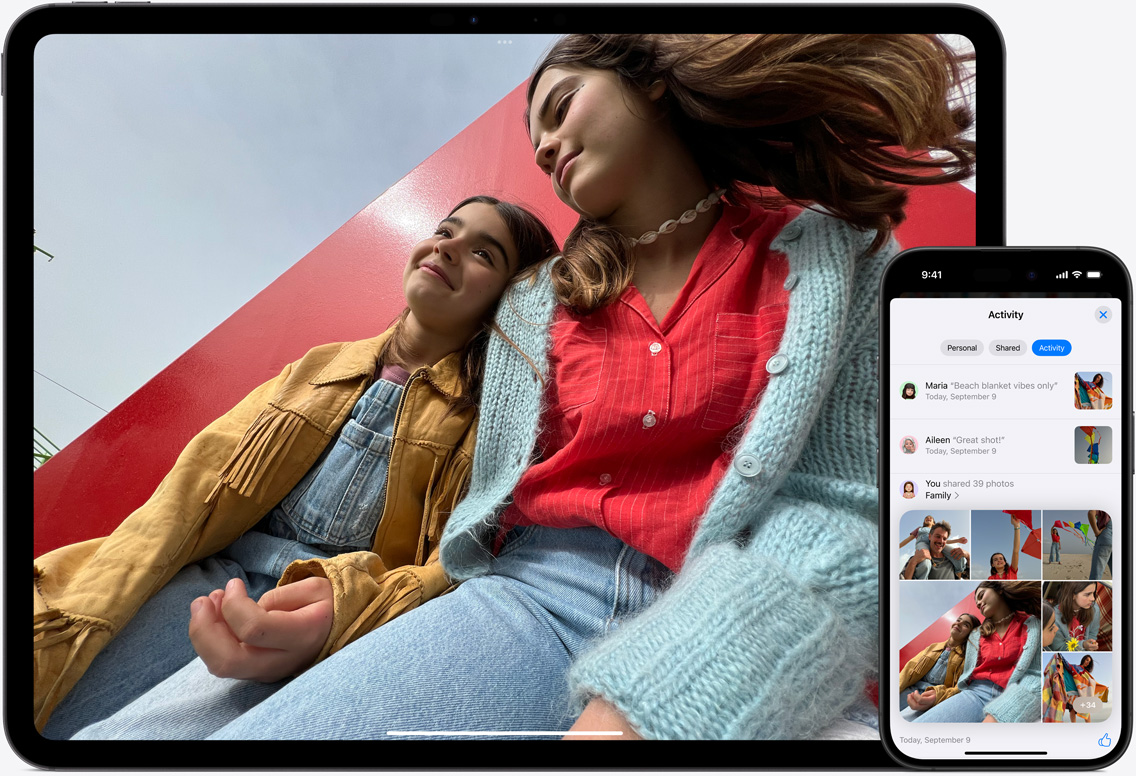 Layar iPad dan iPhone yang menampilkan Foto iCloud seorang ayah bersama dua putrinya di pantai