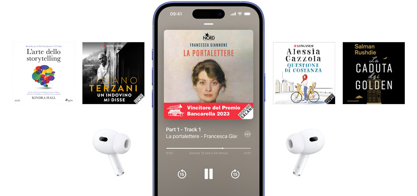 Il display di un iPhone è al centro e mostra un audiolibro nell’app Libri. Intorno al telefono ci sono copertine di audiolibri disposte in una sequenza orizzontale.
