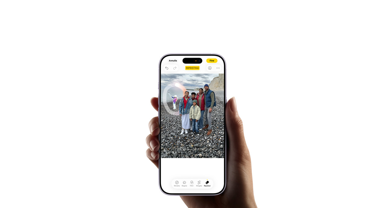 Una mano che tiene un iPhone 17 su cui è mostrata la funzione Traduzione in tempo reale di Apple Intelligence