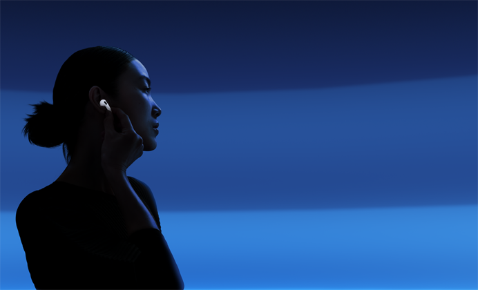 Persona ar īkšķi un rādītājpirkstu tur AirPods 5 kājiņu, lai pārslēgtu klausīšanās režīmus