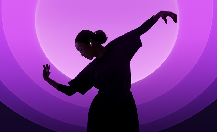 Persona dejo ar AirPods 5 ausīs, krāsains fons