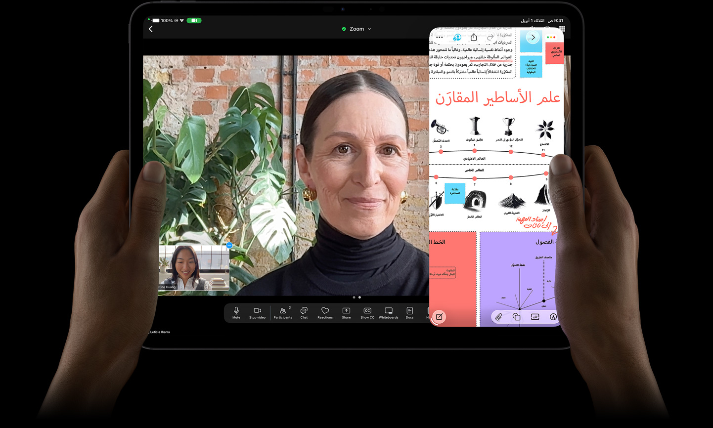 جهاز iPad Pro، الجزء الأمامي الخارجي، الوضع العمودي، لون أسود فلكي، زوايا مدورة، إطار شاشة أسود، واجهة تعرض رسماً خطياً منحنياً متعدد الألوان يشكل كلمة Pro