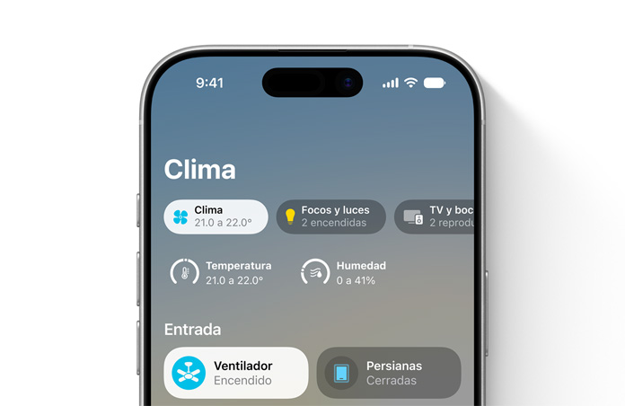 Pantalla de un iPhone que muestra la app Casa, categoría Clima, indicadores de temperatura y humedad, sección Entrada que muestra los controles del ventilador del techo y las persianas