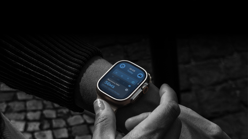 Persoană care poartă Apple Watch Ultra 4 la încheietură, semne vitale din timpul zilei, ușor în afara limitelor normale
