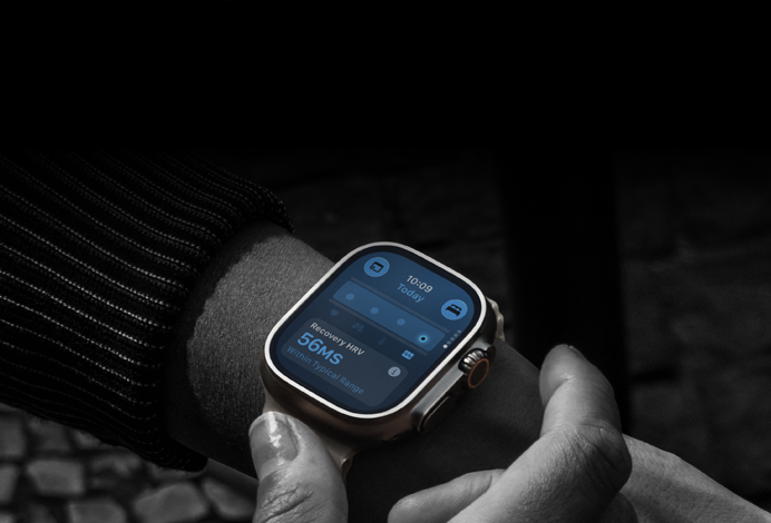 Persoană care poartă Apple Watch Ultra 4 la încheietură, semne vitale din timpul zilei, ușor în afara limitelor normale