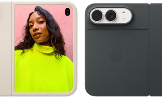 iPhone Duo, culoare Alb stelar în husă din silicon de culoare Nisip, dispunere orizontală, complet deschis orizontal, camere Dual Fusion în partea stângă sus, carcasa acoperă exteriorul spate și marginea exterioară a ecranului frontal, partea dreaptă prezintă portretul unei persoane pe ecranul extern. iPhone Duo, culoare Alb stelar, complet deschis orizontal, husă Folio Albastru marin cu suport Kickstand, complet deschis orizontal, exterior spate cu camerele spate Dual Fusion de 48 MP, două obiective