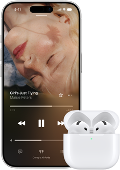 iPhone vedľa slúchadiel AirPods v nabíjacom puzdre, puzdro je otvorené