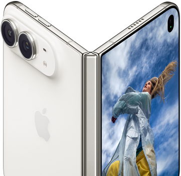 iPhone Duo, čiastočne otvorený ako kniha s pántom v strede, vonkajší zadný panel vľavo s logom Apple a sústavou dvoch kamier, vonkajší displej vpravo zobrazuje portrét osoby s blond vlasmi