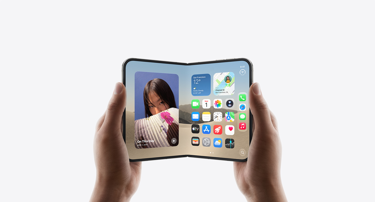 iPhone Duo v nebeskej bielej farbe, držia ho dve ruky v otvorenej polohe na šírku, pohľad na vnútornú stranu, na displeji je plocha iOS, naľavo fotky, napravo apky