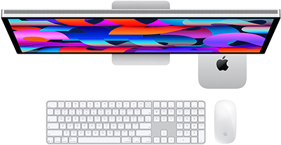Mac mini umiestnený pod displejom Studio Display, Magic Keyboard s numerickou klávesnicou, myš Magic Mouse
