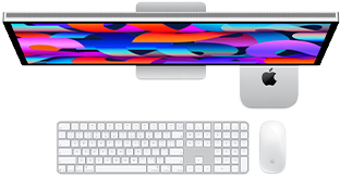 Mac mini umiestnený pod displejom Studio Display, Magic Keyboard s numerickou klávesnicou, myš Magic Mouse