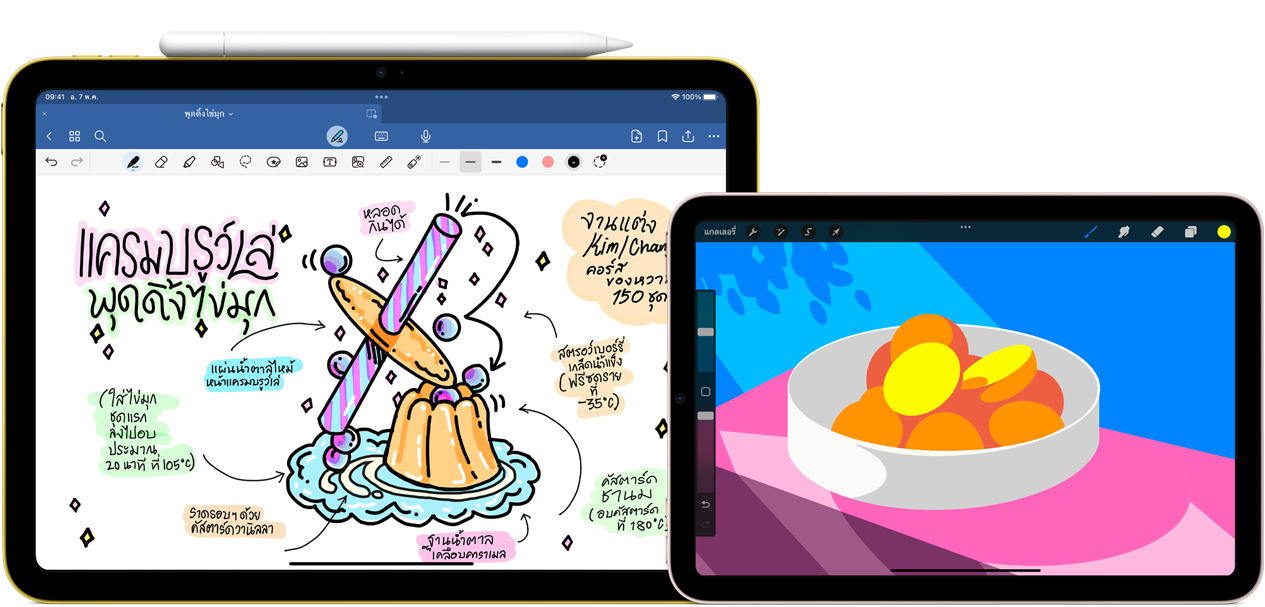 ทางซ้ายคือ iPad รุ่นที่ 10 ที่วางในแนวนอน แสดงภาพกราฟิกพร้อมโน้ตและภาพวาด โดยมี Apple Pencil USB-C ยึดติดอยู่ด้านบน ทางด้านขวาคือ iPad mini ที่วางในแนวนอน แสดงภาพวาดประกอบสีสันสดใสที่สร้างโดย ProCreate