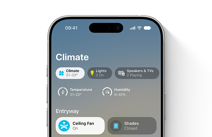 หน้าจอ iPhone แสดงแอปบ้าน, หมวดหมู่สภาพอากาศ, วงกลมหมุนปรับอุณหภูมิและความชื้น, ส่วนทางเข้าแสดงพัดลมเพดานและตัวควบคุมม่าน