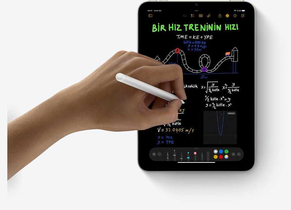 Dikey pozisyondaki iPad mini’de bir el Apple Pencil Pro kullanarak Matematik Notları’nda çalışıyor.