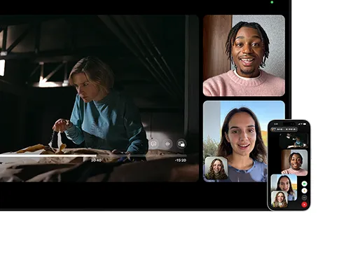 Mac 與 iPhone：Mac 上的同播共享分割顯示，Apple TV 節目在左側播放，右側的 FaceTime 方塊顯示三個人，安裝在 Mac 旁邊的 iPhone 用作接續互通相機