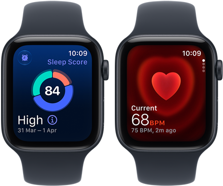 Два пристрої Apple Watch SE 3 в корпусах з алюмінію кольору «темна ніч» зі спортивним ремінцем морського синього кольору. На одному з екранів відображається оцінка сну, на іншому — додаток «Серцевий ритм»; з правого боку на годиннику розташовано коронку Digital Crown