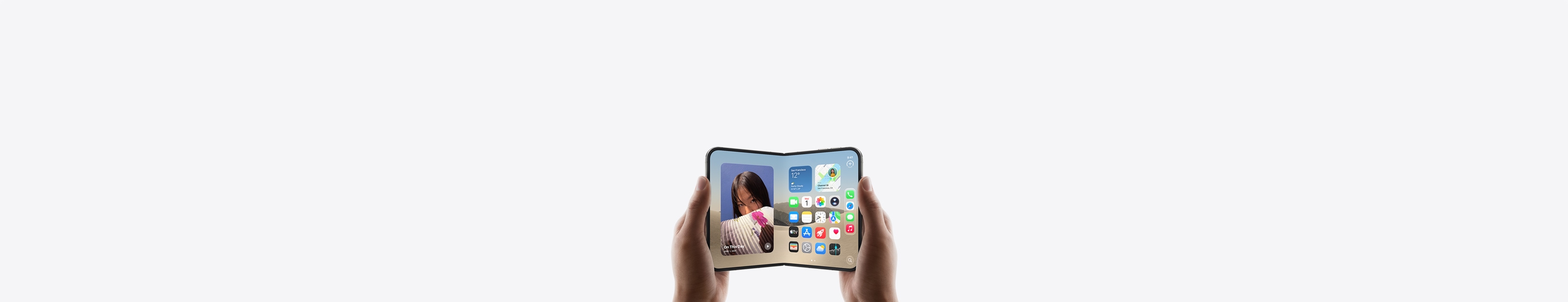 iPhone&nbsp;Duo, дві руки тримають розгорнутий пристрій у&nbsp;горизонтальному положенні, на внутрішньому дисплеї відображається початковий екран