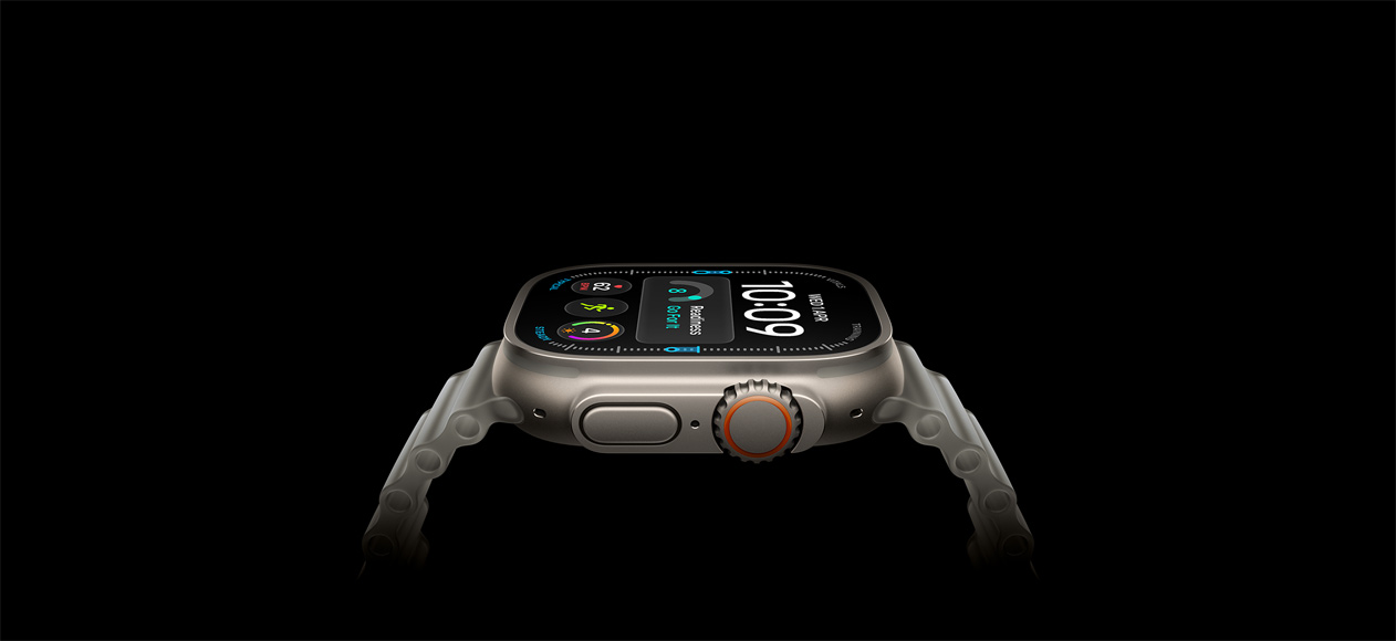 Apple Watch Ultra 4 в титановому корпусі натурального кольору, з правого боку — коронка Digital Crown, виступна бічна кнопка; цифровий циферблат, ремінець Ocean напівпрозорого сірого кольору