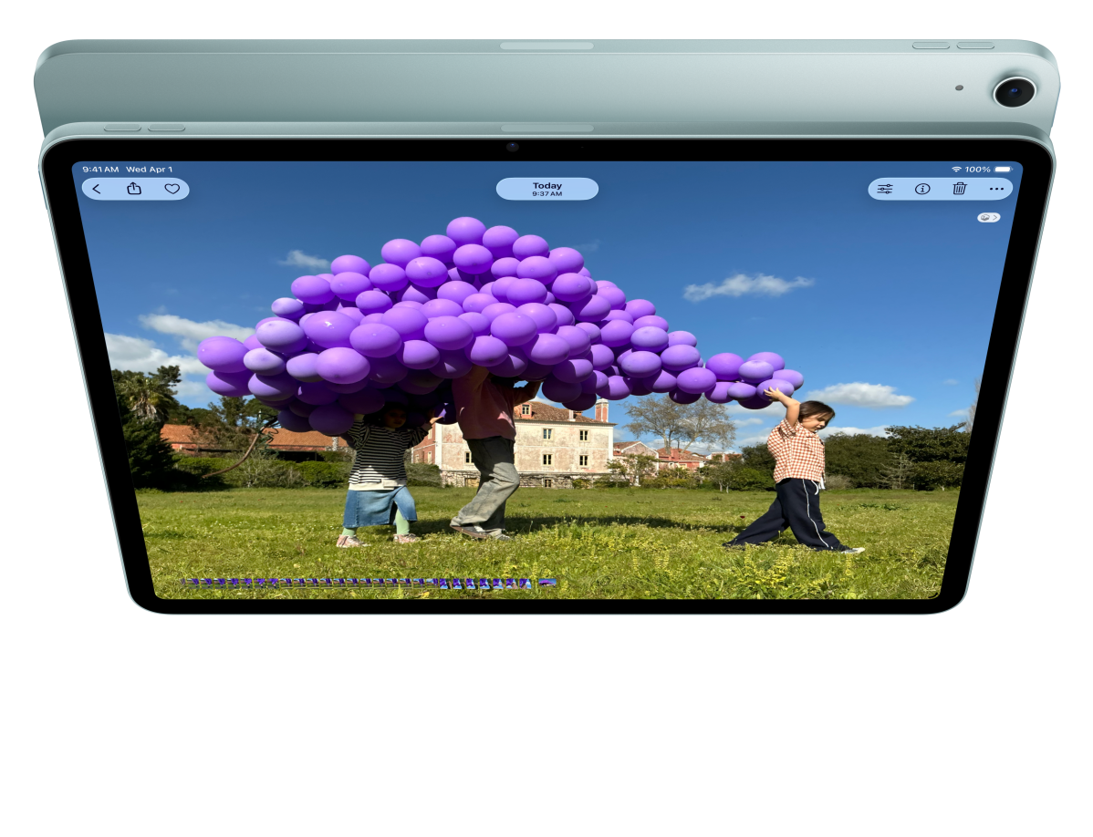 iPad Air, вигляд спереду, користувач у FaceTime дивиться на Keynote перед іншим iPad Air, вигляд ззаду