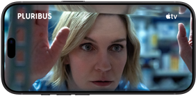 iPhone 18 Pro, горизонтальне положення, показано збільшеним планом жінку, яка дивиться через полицю. Назва серіалу: «Єдина»